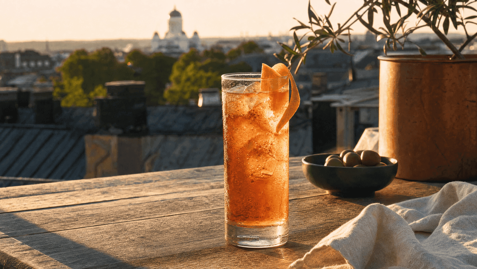 Alkoholiton drinkki kattoterassilla auringonlaskussa